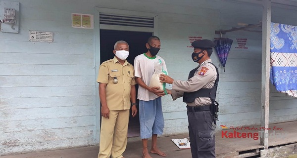 Polsek Seruyan Tengah Salurkan Bantuan Beras Bagi Warga Desa Durian Tunggal