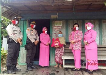 Polsek Seruyan Tengah Salurkan Sembako Di Desa Durian Tunggal