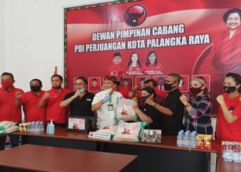 Sugianto Salurkan Bantuan 500 Paket Sembako Lewat DPC PDIP Palangka Raya