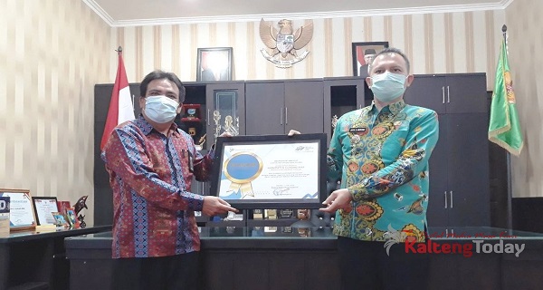 Bupati Gumas Terima Dua Penghargaan Dari BPS