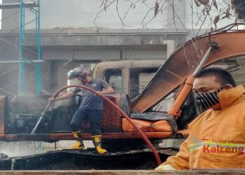 Excavator di Pembangunan Hotel Jalan RTA. Milono Palangka Raya Tiba-Tiba Terbakar