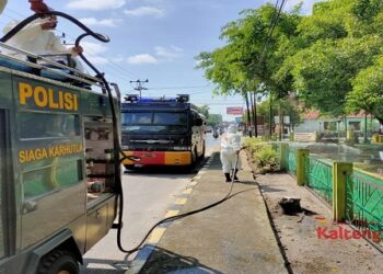 Sabhara Polda Kalteng Kembali Semprot Disinfektan di Pemukiman Warga dan Fasilitas Umum