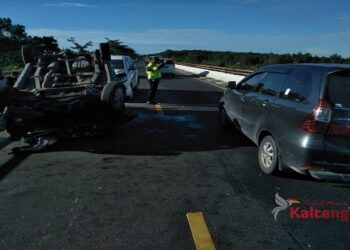 Inova VS Avanza Adu Kuat Di Jembatan Tumbang Nusa, Satu Mobil Terbalik