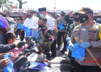 Kampanyekan Penggunaan Masker Serentak, Polda Kalteng Bagikan 440 Ribu Masker.