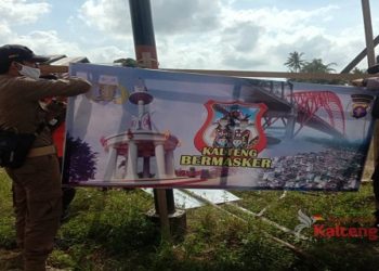 Kalteng Bermasker, Petugas Gabungan Di Kecamatan Hanau Sebarkan Spanduk Ajakan