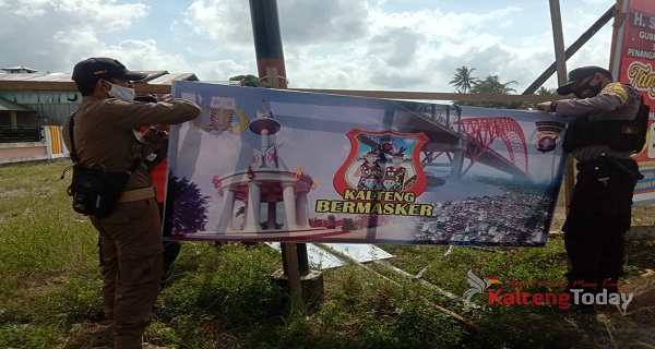 Kalteng Bermasker, Petugas Gabungan Di Kecamatan Hanau Sebarkan Spanduk Ajakan