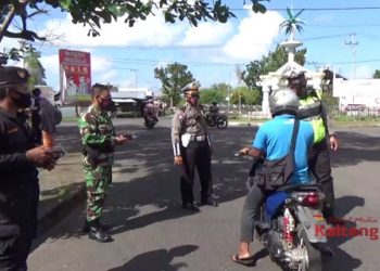 Polres Seruyan, TNI, Pemkab Seruyan Bagikan 10.000 Masker Di Kuala Pembuang