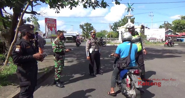 Polres Seruyan, TNI, Pemkab Seruyan Bagikan 10.000 Masker Di Kuala Pembuang