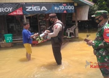 Polsek Hanau – Koramil 1015-16 Pembuang Hulu Bagikan Masker Di Desa Tanjung Hara