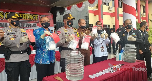 Musnahkan Hampir 2 Kg Sabu, Polisi Tangkap 10 Pelaku Dari 3 Jaringan