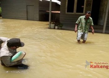 Korban Banjir Desa Sandul Dapat Bantuan Beras