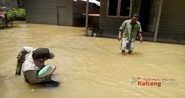 Korban Banjir Desa Sandul Dapat Bantuan Beras