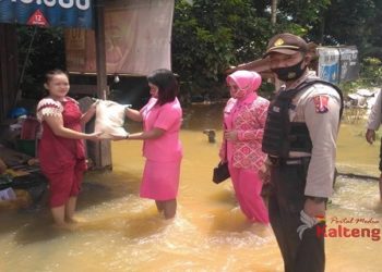 Lansia Terdampak Banjir Dapat Bantuan Beras dari Bhayangkari Hanau