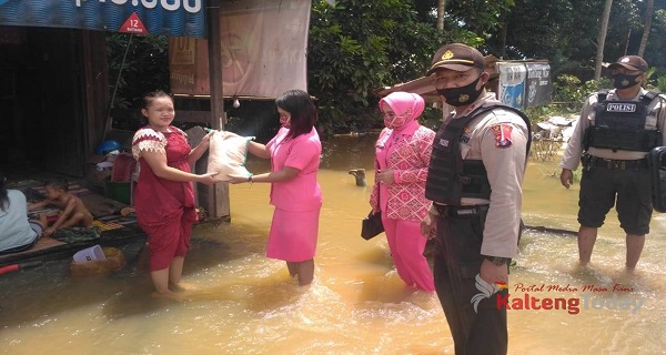 Lansia Terdampak Banjir Dapat Bantuan Beras dari Bhayangkari Hanau