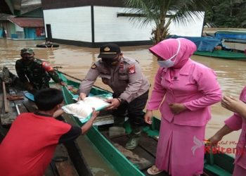 Gunakan Kelotok, Polsek Seruyan Hulu – Bhayangkari Salurkan Bantuan Korban Banjir