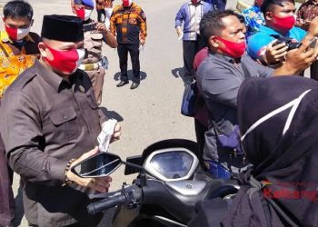 Turun ke Jalan, Ketua DPRD Mura Turut Sosialisasikan Penggunakan Masker