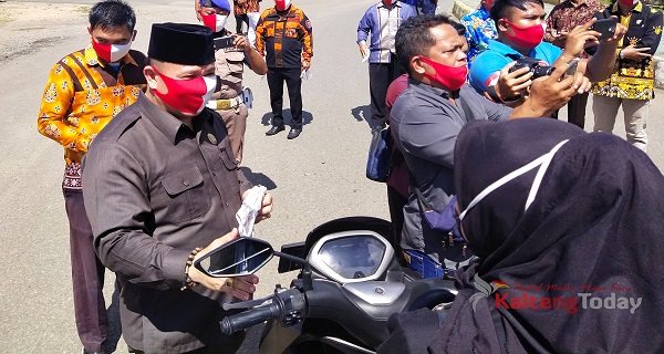 Turun ke Jalan, Ketua DPRD Mura Turut Sosialisasikan Penggunakan Masker