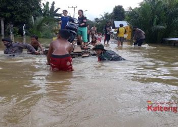 TNI – Polri Bantu Warga Korban Banjir Di Seruyan Tengah Buat Rakit Dadakan