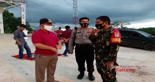 Kumpulkan Orang Banyak, Peragaan Atraksi Ular Dibubarkan Secara Persuasif