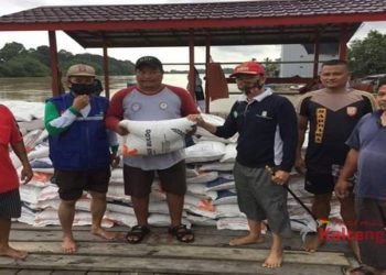 Bupati Seruyan Ikut Salurkan Bantuan Ke Lokasi Korban Banjir