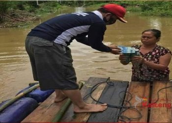 Gunakan Rakit Dadakan, Bupati Seruyan Berkeliling Cek Lokasi Banjir