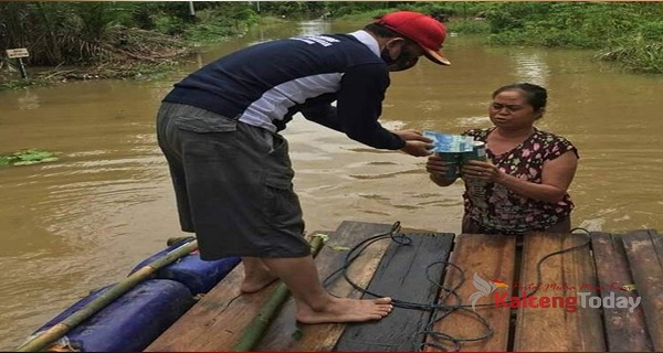 Gunakan Rakit Dadakan, Bupati Seruyan Berkeliling Cek Lokasi Banjir