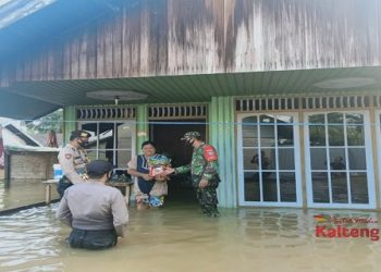 Polsek Mentaya Hulu Distribusikan Bansos Kepada Warga Terdampak Banjir