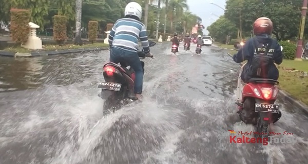 Sejumlah Jalan Protokol Palangka Raya Kebanjiran Dan Pohon Tumbang