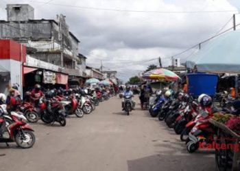 Petugas Tertibkan Lahan Parkir Pasar Besar yang dipakai Untuk Lapak Dagang