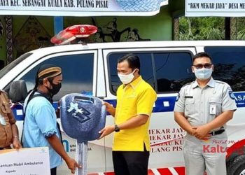 Ketua DPRD Pulang Pisau Serahkan Bantuan Mobil Ambulance Untuk Desa Mekar Jaya