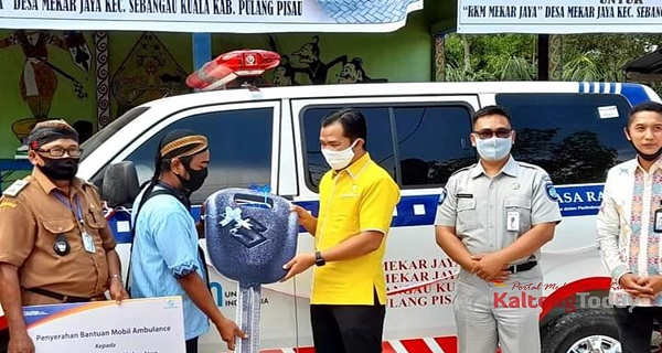 Ketua DPRD Pulang Pisau Serahkan Bantuan Mobil Ambulance Untuk Desa Mekar Jaya