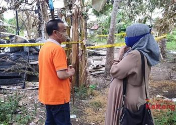 Bupati Seruyan Tengok Kondisi Rumah Nenek Rahimah Yang Ludes Terbakar
