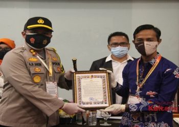 Kapolres Kotim Serahkan Maklumat Kapolri Ke Paslon Bupati