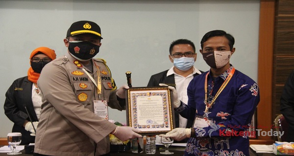 Kapolres Kotim Serahkan Maklumat Kapolri Ke Paslon Bupati