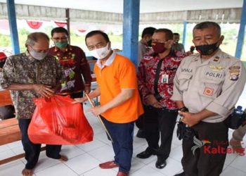 Bupati Seruyan Serahkan Bantuan Sarana Kamar Bagi Lansia