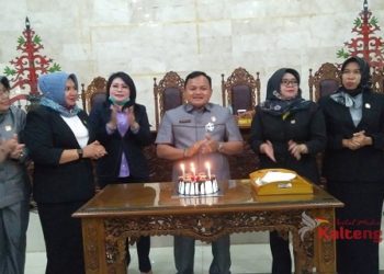 Ruang Paripurna DPRD Kabupaten Kapuas Jadi Gemuruh. Ada Apa?