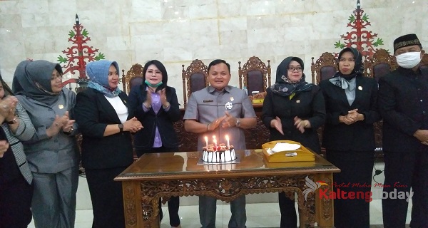 Ruang Paripurna DPRD Kabupaten Kapuas Jadi Gemuruh. Ada Apa?