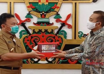 BI Kalteng Serahkan UPK 75 Tahun RI Ke Gubernur Kalteng