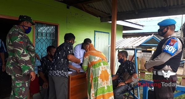 Polri - TNI Di Hanau Amankan Penyaluran BLT-DD Di Desa Parang Batang