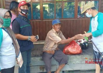 Bupati Seruyan Bagikan Sembako Bagi Lansia Terdampak Banjir Di Hanau