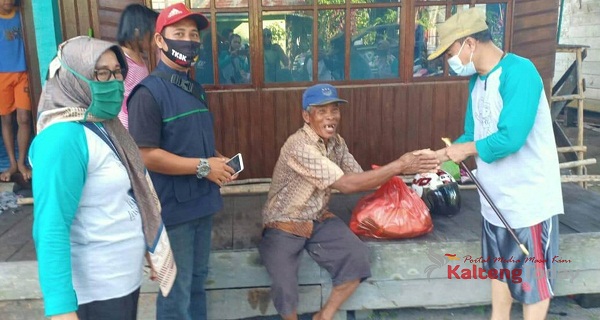 Bupati Seruyan Bagikan Sembako Bagi Lansia Terdampak Banjir Di Hanau