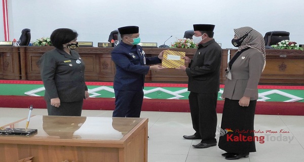 Dua Buah Raperda Disetujui DPRD Barsel Menjadi Perda
