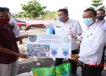 Bupati Seruyan Serahkan Bantuan Bagi Kelompok Nelayan