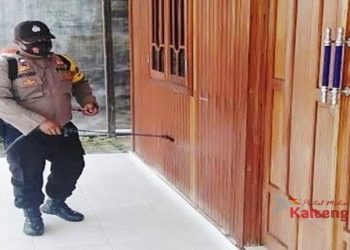 Polsek Kurun Rutin Semprot Disinfektan di Rumah Ibadah dan Fasilitas Umum