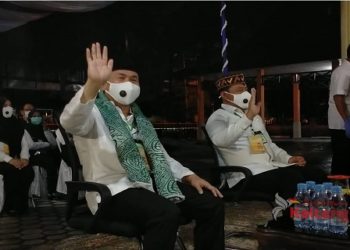 Berjalan Kaki di Derasnya Hujan, Pasangan Sugianto Sabran - Edy Pratowo Mendaftar Ke KPU Kalteng