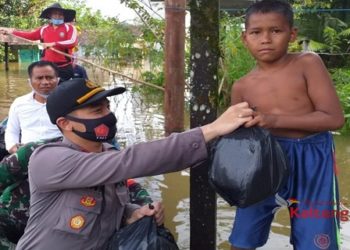 Polisi Salurkan Bantuan Untuk Korban Banjir Antang Kalang
