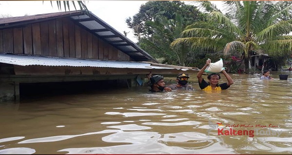  Demi Tersalurnya Bantuan, TNI/Polri Berjibaku Lawan Derasnya Arus Banjir