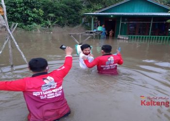 Relawan Sugianto Sabran Salurkan 312 Paket Bantuan Warga Banjir di Katingan
