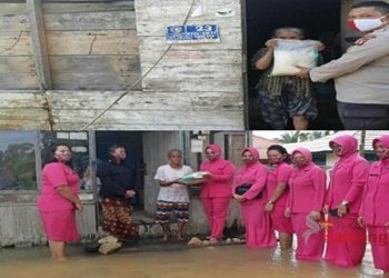 Polsek Hanau Salurkan Ratusan Kg Beras Bagi Korban Banjir