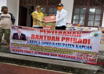 Ketua DPRD Kapuas Bantu Korban Kebakaran di Pujon